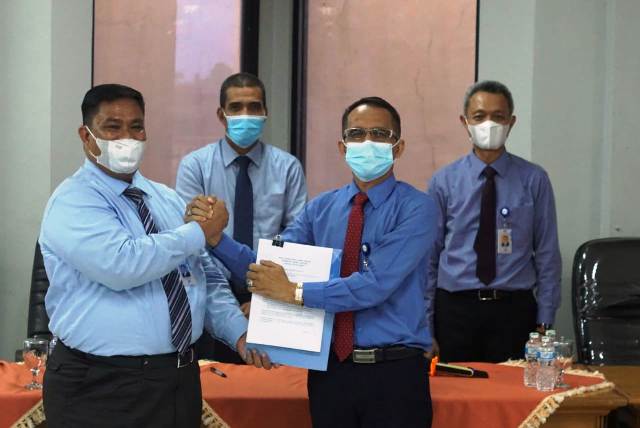 Suasana pisah sambut pimpinan cabang bank nagari payakumbuh baru kepada yang lama disaksikan Direktur Operasional, Kepala Divisi SDM dan karyawan-karyawati